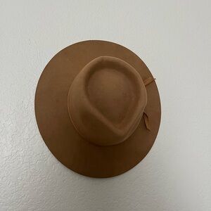 Lack of color felt hat.